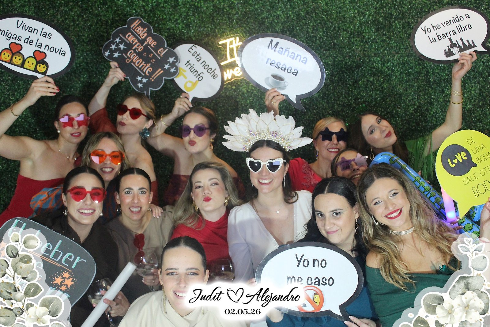 Invitadas con complementos frente al fondo verde de CAMPRINT